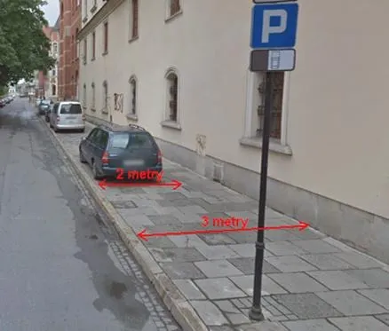 Czy osoba niepełnosprawna może parkować na chodniku? Zasady i wyjątki