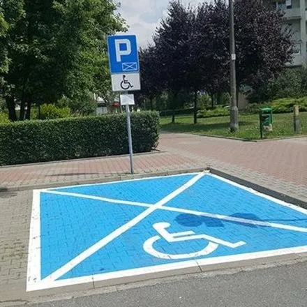 Ile miejsc dla osób z niepełnosprawnościami? Wymogi parkingowe