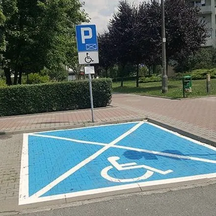 Ile miejsc parkingowych dla niepełnosprawnych powinno być na parkingu?